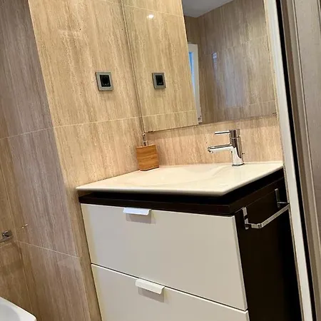 Large Near Fira And Center لوسبيتاليت دي يوبريغات